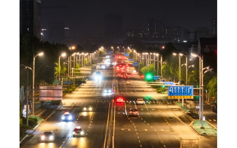 濟(jì)南工業(yè)南路LED路燈升級改造完成